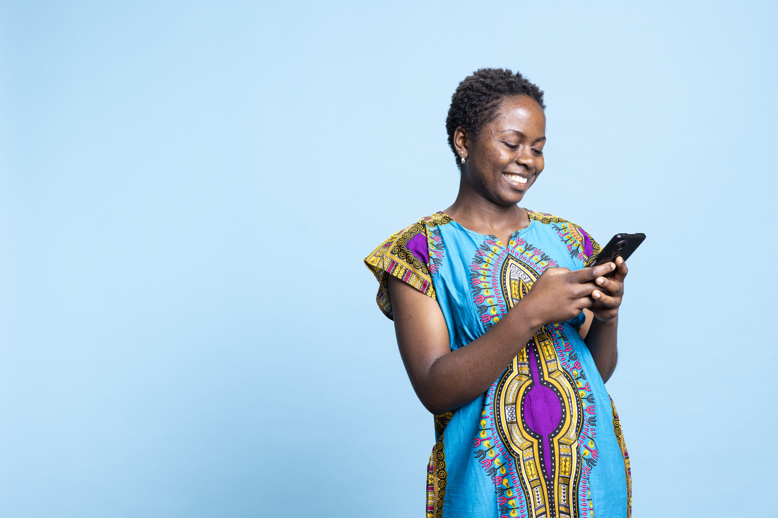 Commerçante passant une commande de livraison sur WhatsApp à Kinshasa